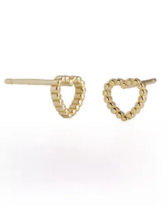 Détail de boucles d'oreilles cœur en argent S925 doré avec finition perlée texturée