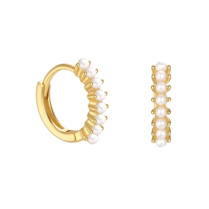Boucles d'oreilles créoles dorées en argent S925 avec petites perles blanches sur fond blanc