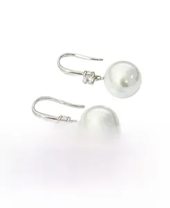 Détail de boucles d'oreilles perles en argent S925 avec zircons et crochets élégants
