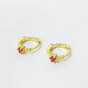 Boucles d'oreilles créoles S925 en argent doré avec zircon rouge et texture