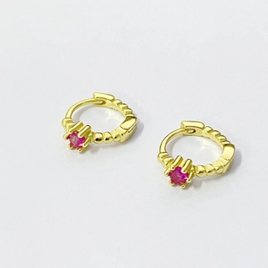 Élégantes boucles d'oreilles huggies dorées texturées avec des zircons rouge rubis