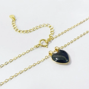Collier en argent S925 plaqué or avec pendentif coeur noir sur une chaîne fine élégante