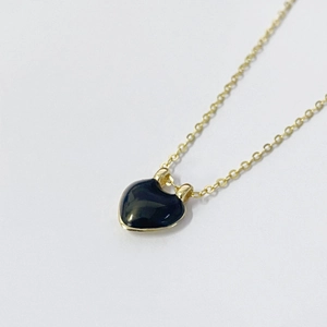Collier minimaliste en argent S925 avec un pendentif en forme de cœur noir en émail