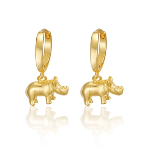 Vue macro détaillée de charms rhinocéros dorés vintage sur des boucles d'oreilles