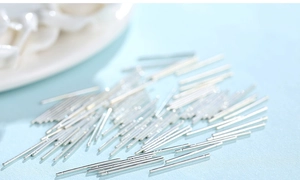 Vue macro des tiges de boucles d'oreilles en argent fin 999 poli pour la création