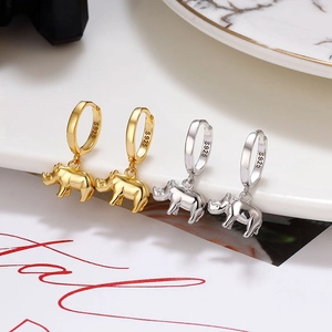 Boucles d'oreilles créoles S925 avec pendentif rhinocéros en finitions or et argent