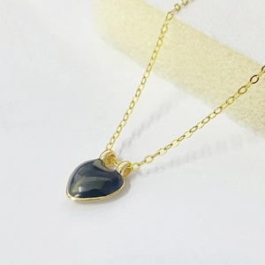 Collier cœur en argent S925 avec pendentif en émail noir et chaîne dorée élégante