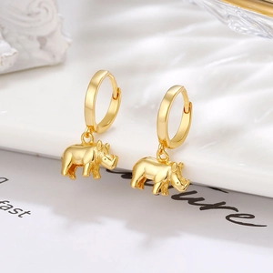 Boucles d'oreilles créoles dorées avec pendentif rhinocéros de style vintage chic
