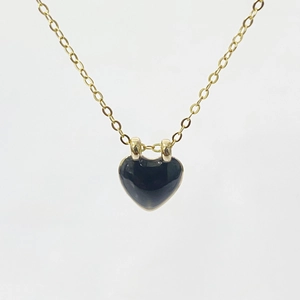 Élégante chaîne en argent S925 dorée avec un pendentif minimaliste en forme de cœur noir