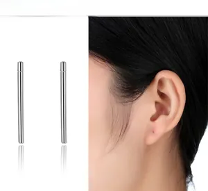 Orecchini a perno minimalisti in argento sterling 999 visti da vicino e indossati da modella