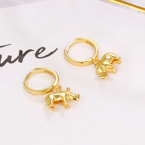 Détail du poinçon S925 sur les boucles d'oreilles rhinocéros en argent doré poli