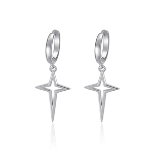 Détail macro de boucles d'oreilles créoles minimalistes en argent S925 avec étoiles