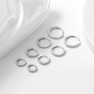 Set di 7 orecchini a cerchio in argento sterling S925 con zirconi in varie misure