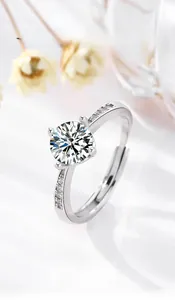 Dettaglio anello regolabile in argento S925 con zircone 1ct e montatura a quattro griffe