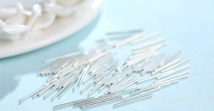 Vue détaillée de plusieurs tiges de boucles d'oreilles en argent 999 sur fond bleu