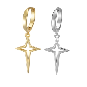 Détail de boucles d'oreilles étoile en argent S925 en finitions dorée et argentée