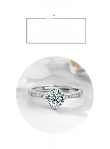 Vista macro dell'anello a corona in argento 925 con zircone da 6,5mm e montatura a griffe