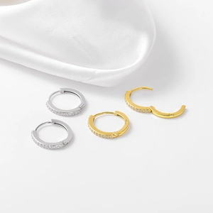 Dettaglio orecchini huggie in argento sterling 925 con pavé di zirconi scintillanti