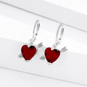 Boucles d'oreilles cœur en argent 925 avec pierres rouges et design flèche brillant