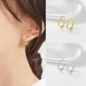 Dettagli dei cerchi in argento sterling S925 con piccole pietre di zircone cubico