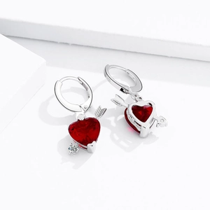 Boucles d'oreilles cœur en argent 925 avec zircon rouge et design flèche de Cupidon