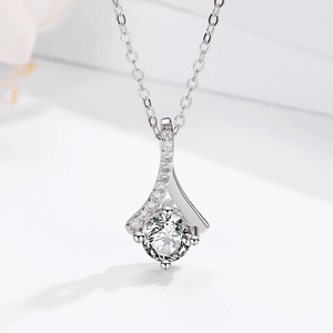 Collier chic en argent 925 avec pendentif rond en zircone et monture en ruban scintillant