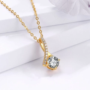 Collier élégant plaqué or avec pendentif chevron et zircone sur socle blanc