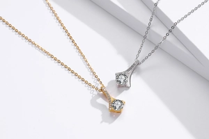Gros plan de colliers en argent S925 minimalistes avec pendentifs en zircon brillant