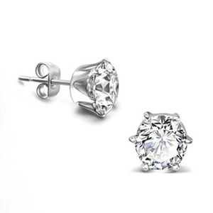 Détail de boucles d'oreilles en argent S925 avec serti couronne à six griffes et zircon