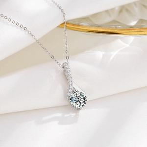 Collana in argento S925 con pendente a torsione scintillante e diamante centrale rotondo