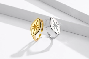 Detail von S925 Sterlingsilber Ringen mit graviertem Sternenmuster in Gold und Silber Ausführung