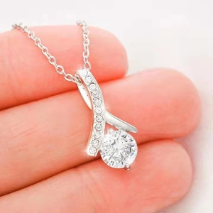 Élégant collier en argent sterling S925 avec pendentif ruban croisé et diamants micro-sertis