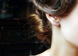 Boucles d'oreilles couronne en argent S925 avec zircon portées par un mannequin