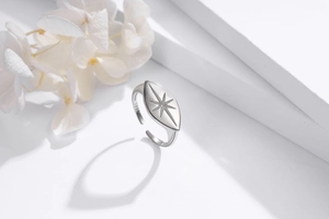 Makroaufnahme des S925-Sterlingsilberrings mit graviertem Nordstern auf der Ringschiene