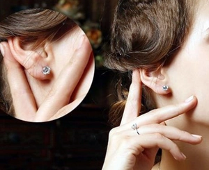 Vue détaillée d'une boucle d'oreille couronne en argent S925 avec zircon sur modèle