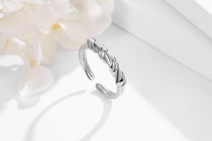 Detailed close-up of 925 sterling silver knotted ring with S925 hallmark stamp