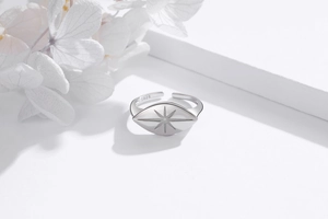 Detailansicht des S925 Sterling Silber Rings mit graviertem achtzackigem Sternenmotiv
