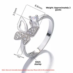 Makro-Detail des S925 Sterlingsilber Schmetterlingsrings mit Mikrodiamanten und Abmessungen
