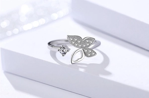 Makroaufnahme von S925 Silber Schmetterlingsring mit Zirkonia auf weißem Sockel