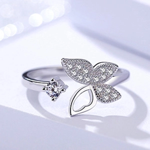 Makroansicht des Schmetterlingsrings mit Mikropavé-Diamanten und Zirkonia-Stein