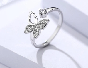 Makro-Detail von verstellbarem Schmetterlingsring aus S925-Silber mit Zirkon-Besatz