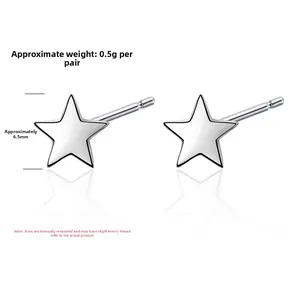 Dettaglio orecchini a stella in argento S925 con misura 6,5mm e peso di 0,5g