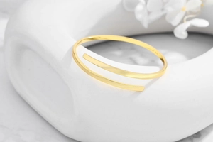 Detailed close-up showing the S925 hallmark on the inner band of the gold spiral bangle