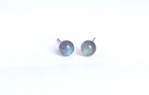 Close-up of S925 silver stud earrings featuring round labradorite with blue flash effect