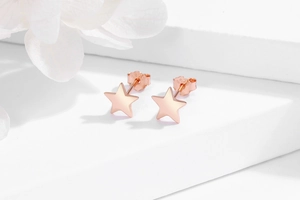 Dettaglio dell'orecchino a stella in oro rosa con marchio S925 in argento sterling