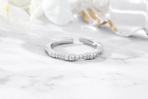 Detailed view of the S925 sterling silver ring with textured vertical concave patterns