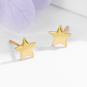 Orecchini a stella in argento 925 placcati oro lucido su sfondo bianco pulito
