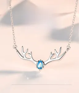 Détail du collier bois de renne en argent avec un pendentif en pierre bleue en forme de larme