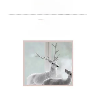 Gros plan de figurines de rennes blancs à paillettes pour décoration de Noël scandinave
