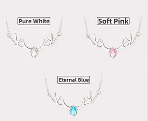 Vue détaillée des pendentifs bois de cerf en argent S925 avec pierres blanches, roses et bleues